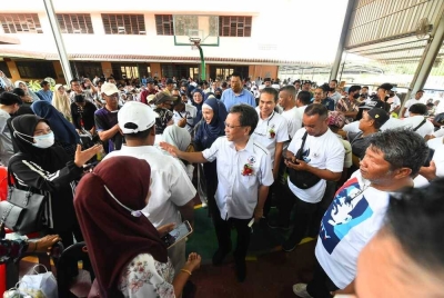 Mohd Shafie ketika bertemu rakyat di Parlimen Lahad Datu pada Sabtu.