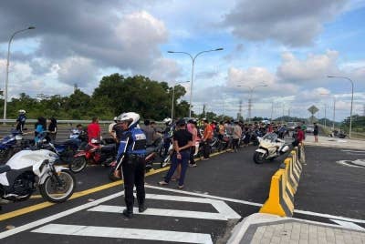 Polis sedang melakukan pemeriksaan ke atas pengguna jalan raya di lokasi operasi pada Jumaat.