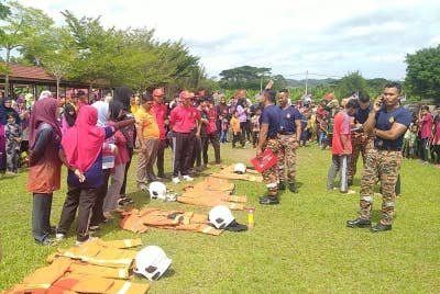 Antara aktiviti yang dijalankan sempena Majlis Pelancaran Kempen Kesedaran Keselamatan Kebakaran dan Aktiviti di Air Jabatan Bomba dan Penyelamat Malaysia Negeri Kedah di Baling, pada Sabtu.