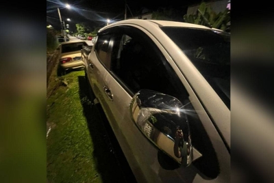 Cermin tempat duduk pemandu sebuah kereta dipecahkan seorang lelaki sebelum melarikan sekotak tepung gandum dalam kejadian di Taman Kota Masai, Pasir Gudang pada Sabtu