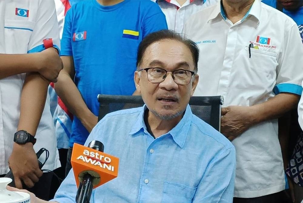 Anwar ketika sidang akhbar di Pusat Parlimen Kangar pada malam Sabtu.