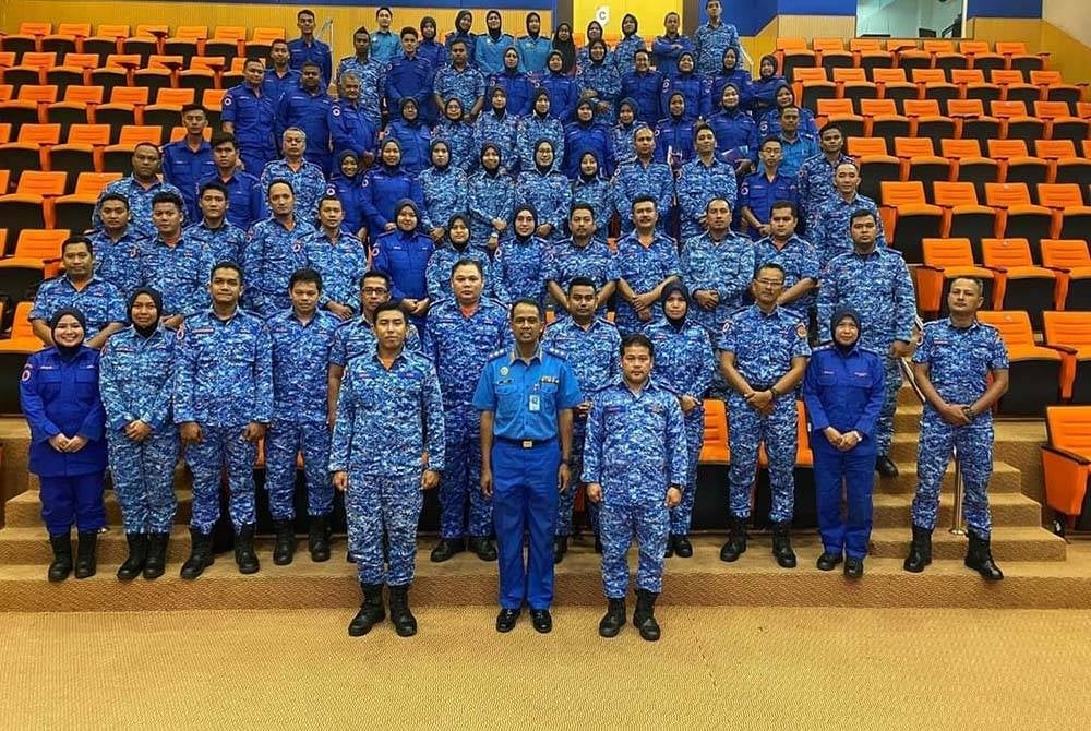 Che Adam (depan, tengah) bersama peserta Latihan Pemantapan Sekretariat Pengurusan Bencana Zon Timur. - Foto FB APM Pahang