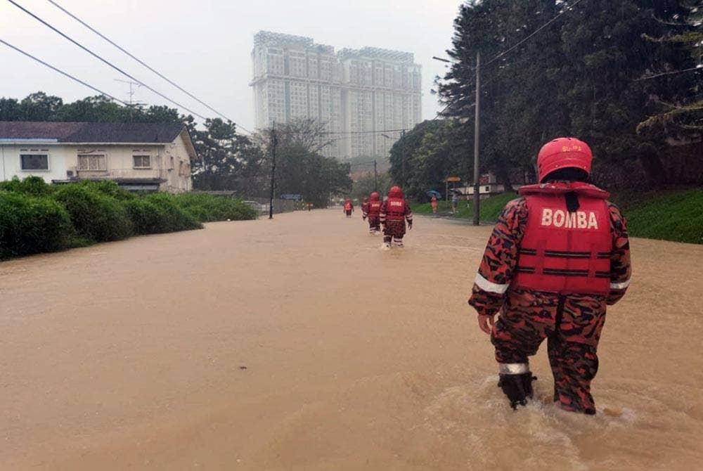 Anggota bomba melalukan pemantauan susulan banjir kilat di sekitar Larkin pada Ahad.