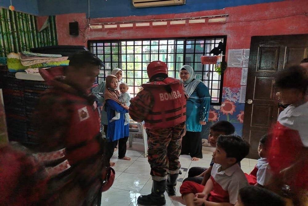 Bomba selamatkan 14 kanak-kanak tadika terperangkap banjir - Vimarsana News