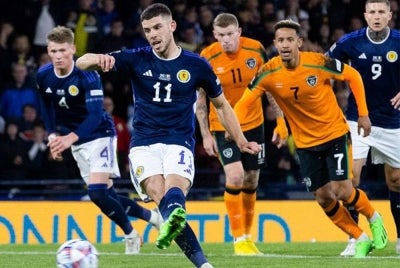 Christie menjaringkan penalti ketika bantu Scotland menang ke atas Ireland.