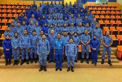 Che Adam (depan, tengah) bersama peserta Latihan Pemantapan Sekretariat Pengurusan Bencana Zon Timur. - Foto FB APM Pahang