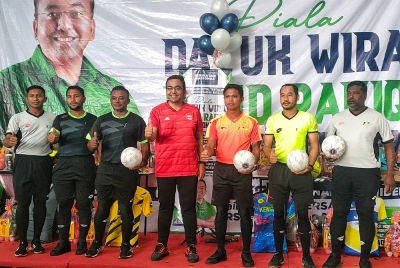 Mohd Rafiq (empat dari kiri) bersama pengadil kejohanan Futsal Parlimen Tangga Batu di Kompleks Sukan Batu Berendam, di sini, pada Ahad