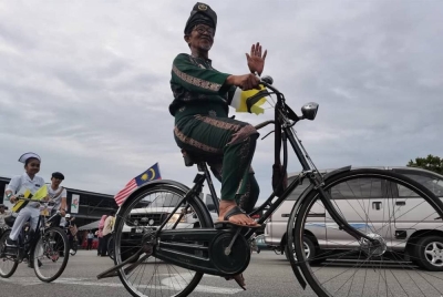 Bahri mengenakan busana bersongket.