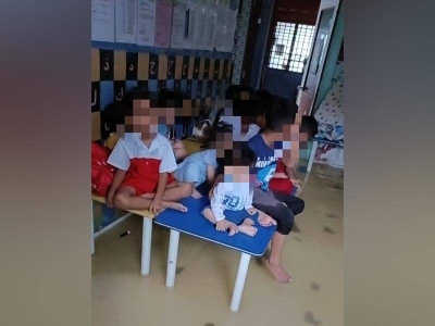 Kanak-kanak terperangkap akibat banjir yang berlaku di tadika mereka di Larkin diselamatkan anggota bomba pada Ahad.