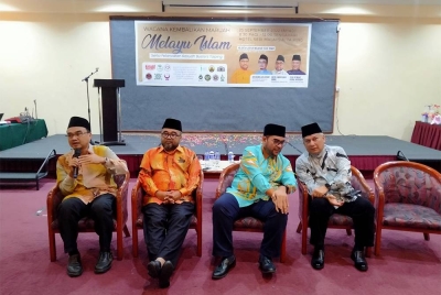 Hasbullah (kiri) ketika menjawab soalan tetamu yang hadir pada Pelancaran Rasuah Busters Parlimen Taiping, di sebuah hotel di sini pada Ahad.