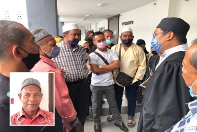 Shaharuddin (dua dari kanan) bertemu dengan para peniaga yang juga ahli Pembekal di Mahkamah Tinggi Kota Bharu. ( Gambar dalam : Kamarzaman)