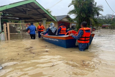 Mangsa banjir dipindahkan ke PPS selepas rumah mereka dinaiki air pada Ahad.