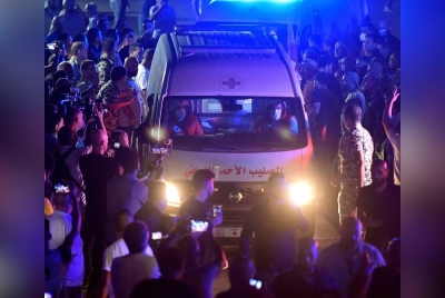 Ambulans menyeberangi sempadan Arida ke Libya untuk menghantar pulang mayat beberapa orang yang maut. Foto:EPA