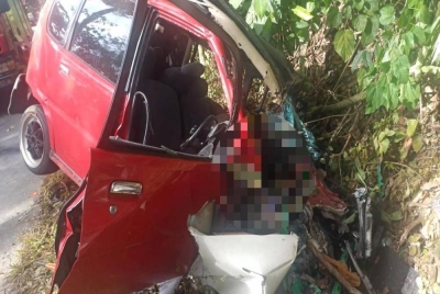 Pemandu kereta jenis Perodua Kenari maut di tempat kejadian akibat tersepit dan mengalami kecederaan parah di kepala. - Foto PDRM