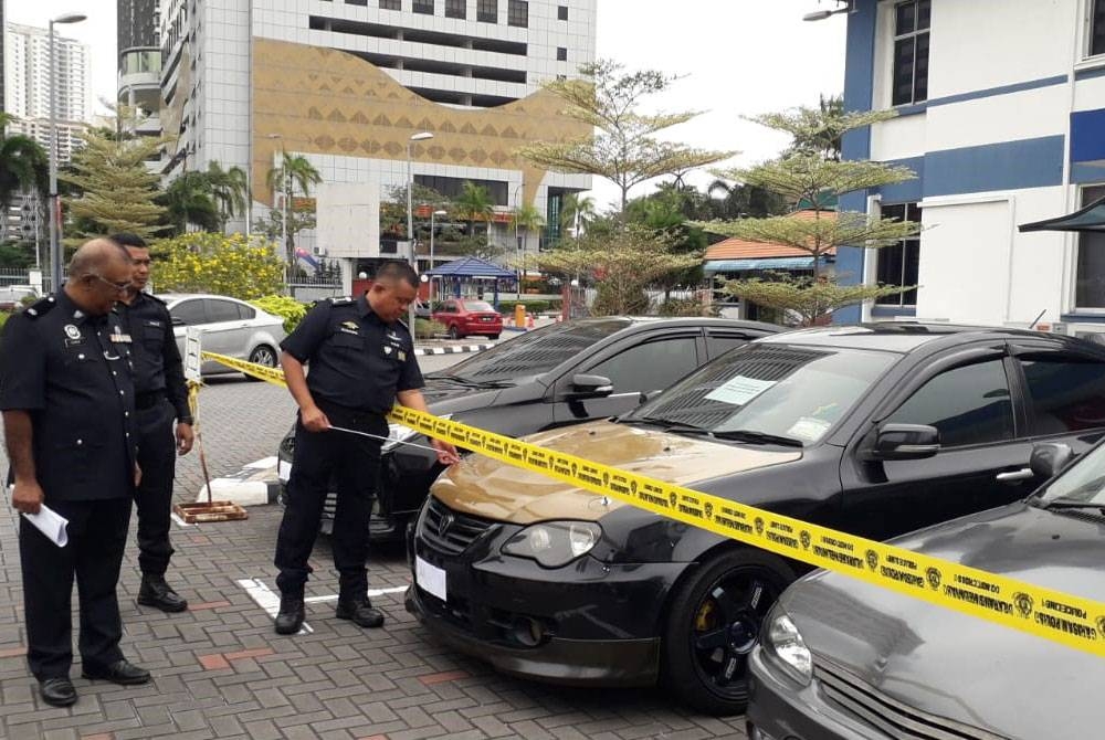 Kamarul Zaman menunjukkan beberapa kereta yang dirampas dalam empat serbuan berasingan membabitkan dadah, selepas sidang akhbar di IPK Johor, Johor Bahru, pada Isnin.