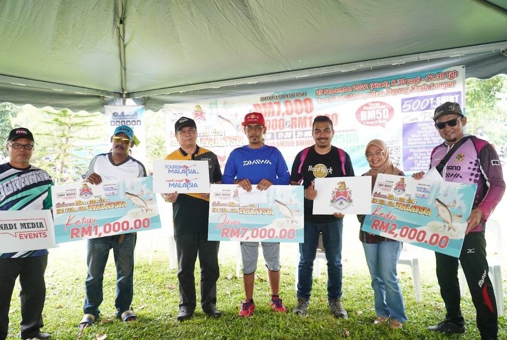 Jasni Abdullah (tiga dari kiri) dan Nur Amanina bersama para pemenang hadiah utama dan hadiah khas ikan keli pada Ahad.