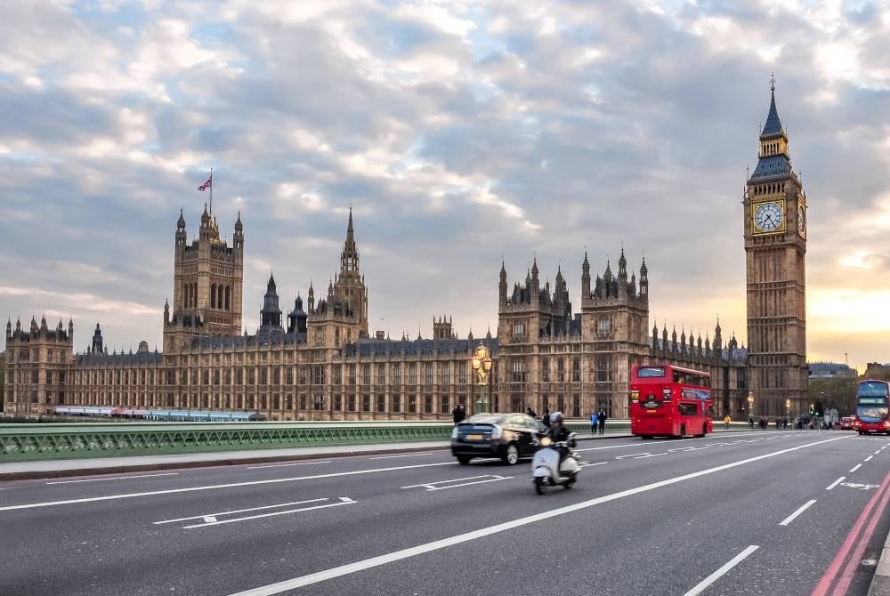 Pound British jatuh hampir tiga peratus berbanding dolar AS pada pagi Isnin dan mencecah rekod paras terendah dalam dagangan awal, menurut data dagangan. - Foto 123RF