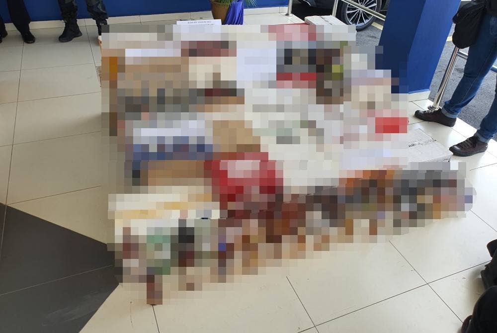 Antara minuman keras yang dirampas dalam satu serbuan ke atas sebuah premis di Jalan Hulubalang 27, Taman Sentosa, Klang pada Rabu.