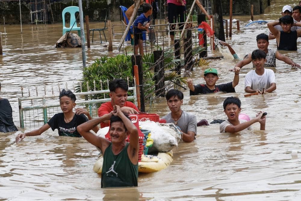 Taufan Noru melanda wilayah Bulacan dan Manila, mencetuskan kejadian banjir dan memaksa ramai berpindah. - Foto EPA