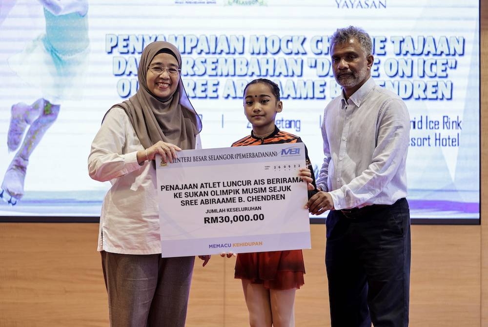 Sree (tengah) bersama Chendren (kanan) menerima replika cek penajaan ke Sukan Olimpik Musim Sejuk berjumlah RM30,000 daripada Norita pada majlis penyampaian replika cek tajaan atlet luncur ais itu pada Isnin. Foto: Bernama