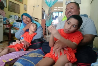 Pasangan suami isteri, Salina dan Samsul reda dengan ujian dihadapi mereka.