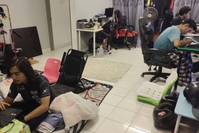 Muhammad A'fiq sedang mengulang kaji pelajaran bersama lapan rakannya yang tinggal bersama-sama dalam sebuah rumah sewa di Shah Alam.