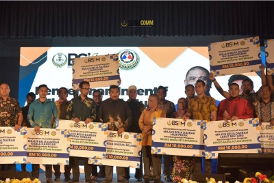 Kesemua MBD menerima peruntukan RM10,000 daripada Saarani (depan, empat dari kanan) sempena Majlis Perasmian Karnival Sambutan Hari Belia Negara dan Anugerah Belia Perdana Negara Peringkat Negeri Perak 2022 di Institut Pendidikan Guru Kampus Ipoh di sini pada malam Ahad.