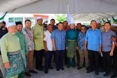 Nik Mohamad Abduh (empat dari kanan) bersama sebahagian daripada pemimpin politik yang hadir ke majlis perkahwinan anaknya di Pulau Melaka pada Sabtu.