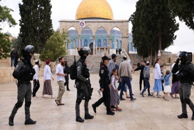 Gambar fail menunjukkan anggota polis Israel mengawal para peneroka haram Yahudi memasuki pekarangan Masjid Al-Aqsa, Baitulmaqdis. - Foto AFP