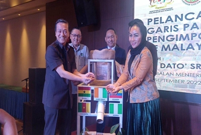 Jeck Seng (kiri) pada Majlis Pengisytiharan Hab Perdagangan Koko Malaysia di Iskandar Puteri pada Isnin.