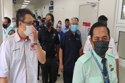 Khairy (dua dari kiri) diiringi Menteri Pembangunan Usahawan dan Koperasi, Tan Sri Noh Omar (tiga dari kiri) melawat bangunan hospital pada Majlis Penyerahan Hospital Tanjong Karang pada Isnin.