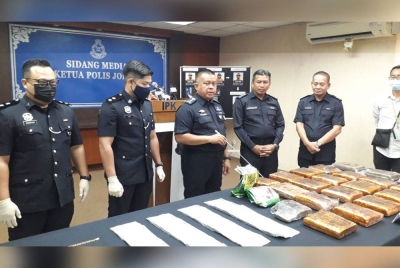 Kamarul Zaman (tengah) menunjukkan dadah yang dirampas dalam empat serbuan berasingan, selepas sidang akhbar di IPK Johor, Johor Bahru, pada Isnin.