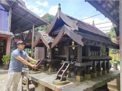 Rumah tradisional bersaiz mini ini antara hasil seni yang dihasilkan syarikat Tun Mohd Anuar.
