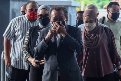 Bung Moktar (tengah) dan Zizie Izette (dua dari kiri) hadir di Kompleks Mahkamah Kuala Lumpur pada Isnin berhubung perbicaraan bagi tiga pertuduhan melibatkan pelaburan unit amanah Public Mutual Berhad. - Foto Bernama