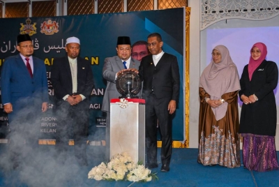 Takiyuddin (tiga dari kanan) bersama Speaker DUN Kelantan, Datuk Abdullah Ya'kub (tiga dari kiri) melancarkan Klinik Penyelesaian Tunggakan Kes Pusaka peringkat negeri hari ini. - Foto Bernama
