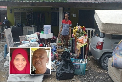 Tumiran melihat barang yang rosak akibat ditenggelami air dalam kejadian banjir pada Ahad. (Gambar kecil: Robiah, Basroen)