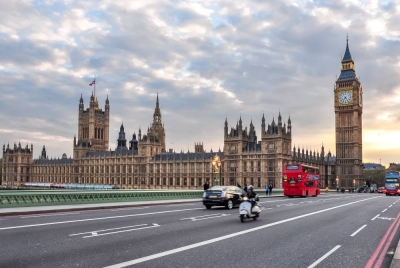 Pound British jatuh hampir tiga peratus berbanding dolar AS pada pagi Isnin dan mencecah rekod paras terendah dalam dagangan awal, menurut data dagangan. - Foto 123RF