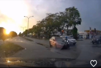 Tular sebuah klip video rakaman kamera papan pemuka sebuah kenderaan di laluan bertentangan berkenaan kemalangan itu dimuat naik seorang pengguna Instagram.