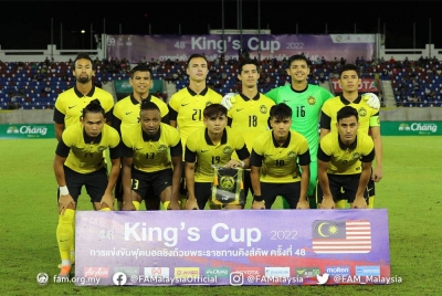 Sumareh (barisan depan, dua dari kiri) bersama para pemain Harimau Malaya lain ketika menyahut cabaran di Piala Raja Thailand. FOTO: Football Association of Malaysia