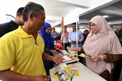 Siti Zailah (kanan) semasa melawat ruang gerai pameran selepas merasmikan Program Jelajah Go Digital-MPUK Peringkat Pasir Mas-Rantau Panjang di Bazar Siti Fatimah, Rantau Panjang hari ini. - Foto Bernama