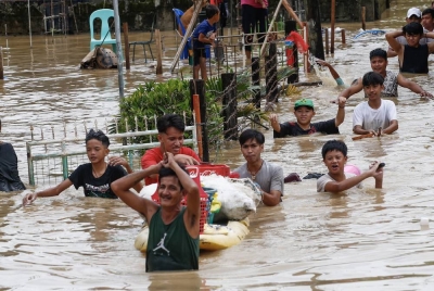 Taufan Noru melanda wilayah Bulacan dan Manila, mencetuskan kejadian banjir dan memaksa ramai berpindah. - Foto EPA