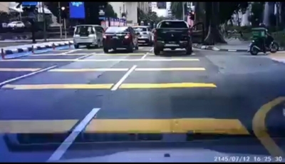 Kedua-dua individi terbabit dilihat berhenti di bahu jalan sebelum pemandu pacuan empat roda turun dari kenderaannya. Foto PDRM