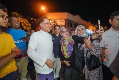 Penyokong yang hadir pada program ceramah tidak melepaskan peluang berswafoto bersama Anwar (tengah). - Foto: FB Anwar Ibrahim.