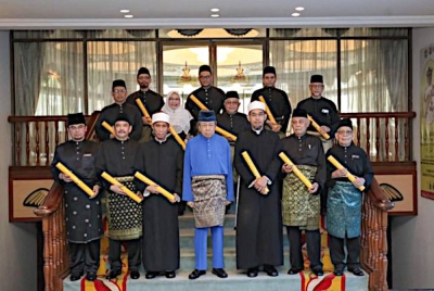 Sultan Selangor(depan, tengah) berkenan menyerahkan watikah pelantikan pelbagai jawatan kepada 19 individu pada istiadat yang berlangsung di Istana Bukit Kayangan pada Isnin. Foto: FB MAIS
