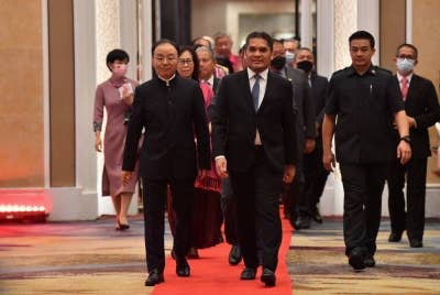 Ouyang YuJing mengiringi Radzi untuk sambutan ulang tahun ke-73 penubuhan Republik Rakyat China di sebuah hotel di sini hari ini. - Foto Bernama