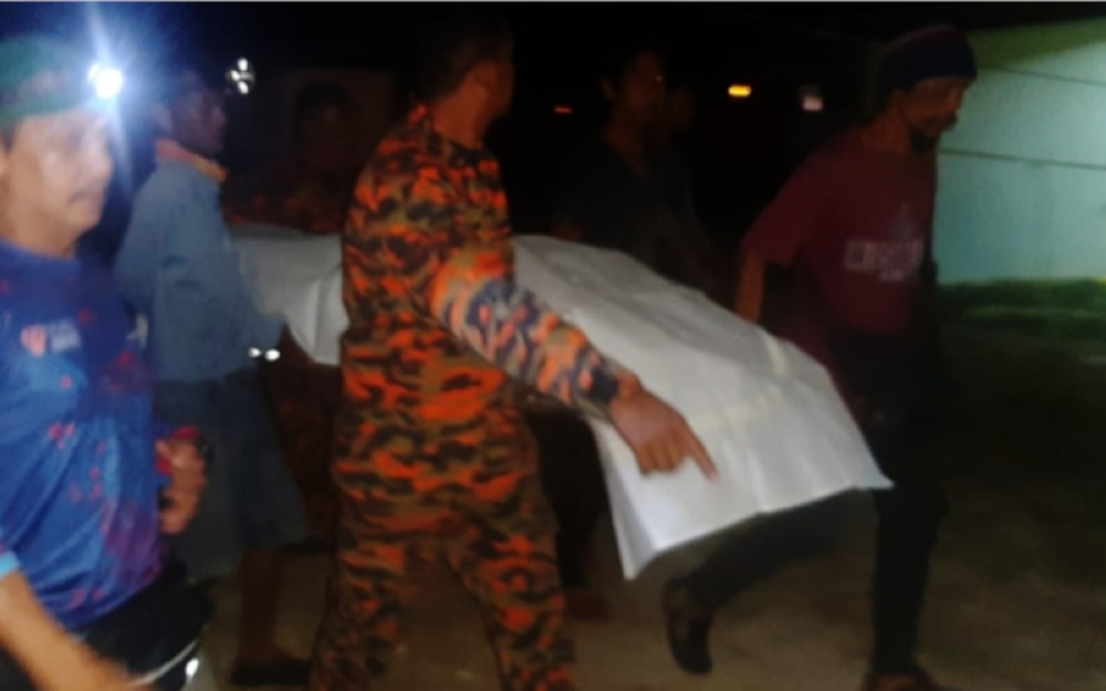Mayat mangsa ditemukan pasukan penyelamat awal pagi Selasa kira-kira 10 hingga 12 meter dari lokasi mangsa dipercayai terjatuh di Sungai Rajawali, Dungun.