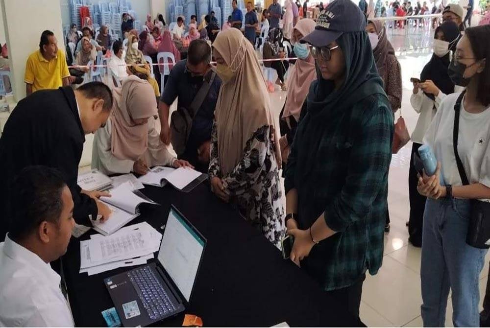 Antara penerima yang hadir pada majlis penyerahan Bantuan Prihatin Pahang kepada mahasiwa di Kuantan yang diadakan baru-baru ini.