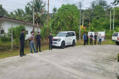 Anggota polis turut kelihatan di sekitar pekarangan Mahkamah Majistret Tenom bagi mengawal situasi semasa.