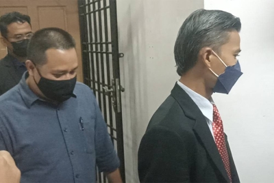 Khairul Anuar (kiri) didakwa di Mahkamah Sesyen Johor Bahru pada Selasa atas pertuduhan memalsukan dokumen slip gaji empat tahun lalu.