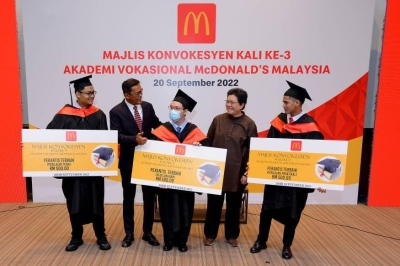 Azmir (dua dari kiri) bersama penerima anugerah perantis terbaik masing-masing membawa pulang hadiah berupa wang tunai sebanyak RM500.